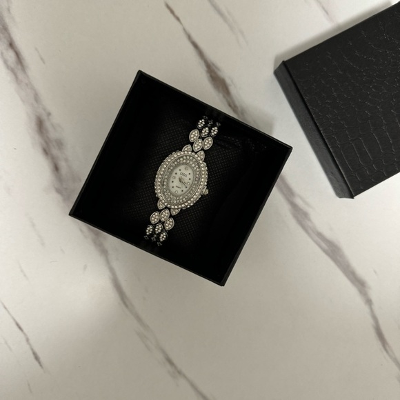 Retro Y2K Silver and White Crystal accents Vintage Quartz Watch Stainless steel - Picture 4 of 4